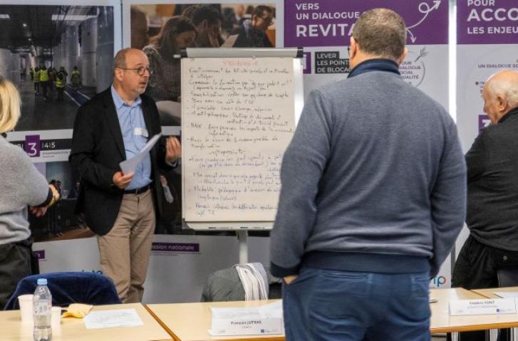 Atelier devant paperboard